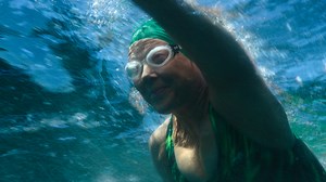A sus 60 años, Diana Nyad se propuso cumplir un sueño casi imposible: nadar un trayecto de 177 km desde Cuba hasta Florida en mar abierto. La película ‘Nyad’, protagonizada poro Annette Bening y Jodie Foster, ya está disponible. 🏊‍♀️ | Netflix