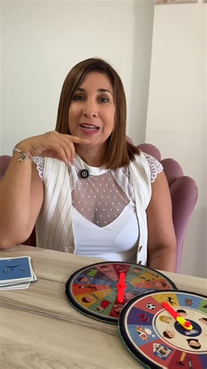 Vane Videira | Psicóloga & Mamá on Instagram: "En el consultorio, las emociones también se juegan 🎡💛 @juegologia Esta es una de las herramientas que más usamos para que chicos y chicas puedan contar cómo están, qué les pasó en la semana y qué estuvieron sintiendo. A través de la ruleta y las caritas, van poniendo en palabras el enojo, la tristeza, la angustia, el aburrimiento… y también las cosas lindas. El juego abre la puerta a conversaciones profundas, a historias familiares, a situaciones 
