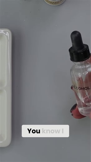 Watercolor butterflies are EVERYTHING 🦋🎨! Watch this cake artist's technique using wafer paper & alcohol for a stunning effect! ✨ #waferpaper #cakeart #butterflycake #cakedecorating #watercolorcake