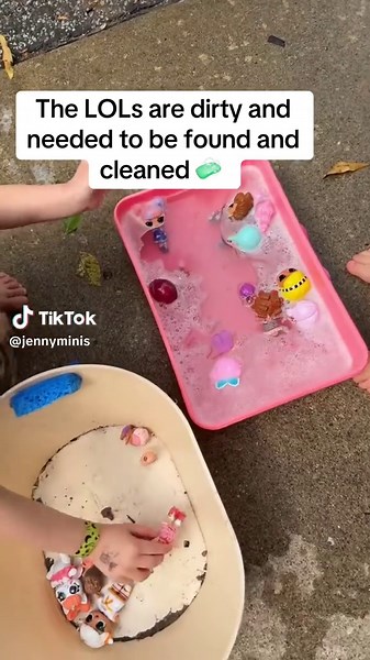 Bath Time Fun in Minnie's Sink for Toddlers