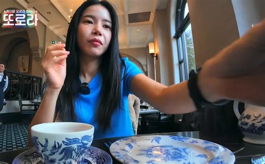 Sorry not sorry but really Korean people have no table manners, on eating manners fr they piss me off every time...