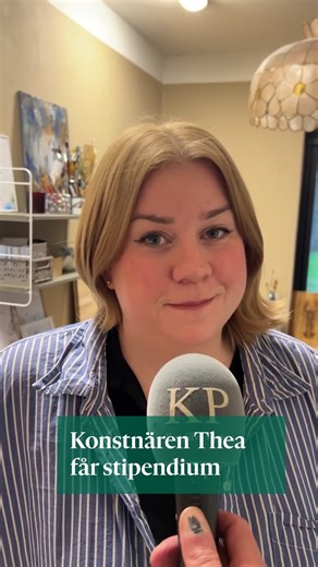 Kungälvs-Posten on Instagram: "Konstnären Thea P Dove har mottagit Kungälvs kommuns kulturstipendium. Under namnet Duvkonst förenar hon olika tekniker och är både mångsidig och nyskapande, enligt juryns motivering. – Det känns särskilt roligt att bli uppskattad i sin hemstad. Och motiveringen värmde verkligen. Läs mer på webben eller i appen! #kungälv"