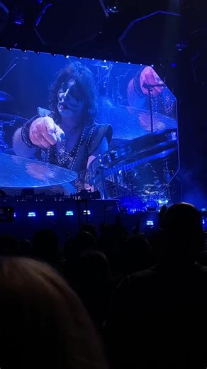 Eric Singer Drum Solo Performance - Kiss