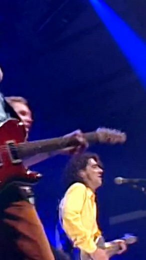 KIEK! JOVINK OP ACHTERHOEKS KLASSE GALA 2003! Ach, wat gaat de tijd toch snel. Wij kunnen het nog herinneren als de week van eergisteren. Het moment dat de gemeente Ravenstein definitief ophield te bestaan, de opening van het Nederlands Fotomuseum in Rotjeknor, de 200% terechte overwinning van Dino Jelusić bij het Junior Eurovisiesongfestival in Kopenhagen, het veel te vroege overlijden van de Amerikaans jazztrombonist Joseph Salemi en de langverwachte première van Polleke. Je kon toen ook nog l