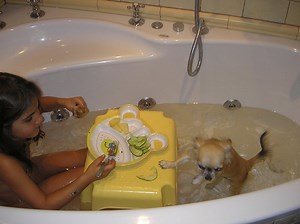 Marijánka s Andělkou večeří ve vaně – Petra – album na Rajčeti