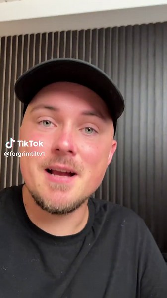 Her er mit setup og et par tips til hvordan man laver en skarp podcast. Batch optagelser er den måde jeg frigøre plads i kalenderen til at lave andre ting! Lav et overskueligt manus. Lav et lækkert setup, så du synes det er fedt at optage. Fyr den af! Jeg sætter en formiddag af til at optage 4 podcasts så der kan udkomme 1 i ugen. #podcast #setup #filmmaker