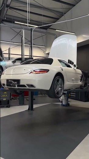 Quick oil change on a SLS #mechanic #repair #mercedes #amg #supercars #car #v8 #maintenance