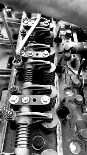 V6 engine valve clearance adjusting #vvt #vengine #valveclearance #carbrakingsystem #carsafetysystem
