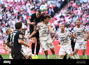Munich, Germany. 10th May, 2025. Soccer: Bundesliga, Bayern Munich - Borussia Mönchengladbach, Matchday 33, Allianz Arena. Munich's Thomas Müller (center) and Mönchengladbach's Nico Elvedi in a header duel. IMPORTANT NOTE: In accordance with the regulations of the DFL German Football League and the DFB German Football Association, it is prohibited to use or have used photographs taken in the stadium and/or of the match in the form of sequential images and/or video-like photo series. Credit: Tom 