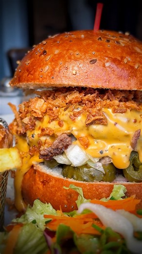 Alexis Thiebaut on Instagram: "🎁 4 REPAS À GAGNER ⤵️ 🍔 Ce resto est une pépite ! J’ai découvert @il_etait_un_square, le resto de Gérard et Nicolas, où ils proposent des burgers et des tartares de compétition ! C’est un des restos les mieux notés de Paris (2ème sur Tripadvisor tous restos confondus à Paris). Des burgers et tartares à la viande d’Aubrac aussi beaux que délicieux. Une super adresse à tester d’urgence ! 💰 PRIX : - Entrées : 6€ à 8€ - Burgers : 16€ à 19€ - Tartares : 21€ - Viandes