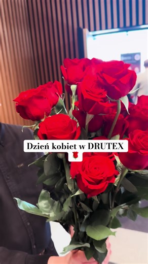 Dzień Kobiet w naszej firmie? Oczywiście z kwiatami! 🌸Drobny gest dla naszych wspaniałych pracownic – bo bez Was to miejsce nie byłoby takie samo. Dziękujemy za codzienną energię, uśmiech i za to, że razem tworzymy świetny zespół! 💐 #drutex #okna #drzwi #rolety #bramy