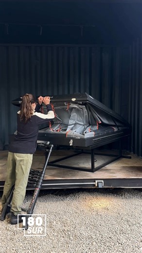 Conoce a la Anita, el alma de nuestra nueva 180 Sur Store. Si te preguntabas dónde ver y probar todo nuestro equipamiento overlanding, ella es parte del equipo 180 que estará ahí para recibirte y ayudarte. Carpas de techo, campers, motorhomes, toldos, accesorios… todo está aquí, listo para que lo explores. Ven a saludar, recorrer el showroom y planear tu próxima aventura con alguien que realmente vive el espíritu 180 Sur. 📍 180 Sur Store, Puerto Varas (Línea Nueva Km1). Pasa a visitarnos. La An