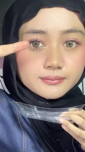 Curl and voluminous eyelashes with QL Dramatic Mascara