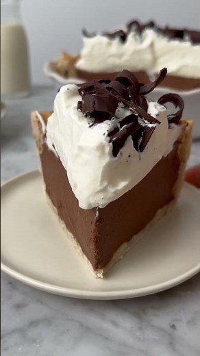 6 Ingredient Easy Vegan Chocolate Cream Pie- No tofu no nuts!