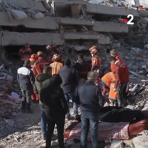 Objectif : sauver des vies. Temps : 72 heures. Au lendemain du séisme, ces pompiers-secouristes volontaires venus de Limoges se sont envolés pour la Turquie. Un reportage de "13h15, le samedi" à voir en intégralité sur france.tv ▶ bit.ly/13h15-Turquie | France tv