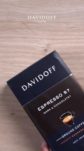 Discover the Berry Espresso Spritz, a sparkling, fruity creation that blends the deep intensity of Espresso 57 with the tangy freshness of red berries. 1️⃣ Prepare a shot of DAVIDOFF CAFÉ Espresso 57 – intense, chocolatey, and deeply aromatic. Let it cool. 2️⃣ Fill a glass with ice, add 60 ml of red berry syrup and 1 teaspoon of lemon juice for a touch of acidity. 3️⃣ Add 100 ml of sparkling water and stir gently. 4️⃣ Slowly pour the cooled espresso over the top. 5️⃣ Garnish with a few fresh ber