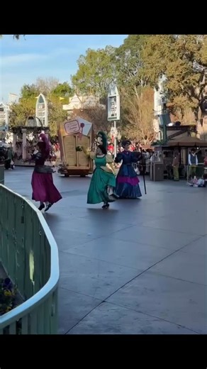 Melissa Luna 🌙 on Instagram: "Will Drizella ever find a prince 😩 #achristmasfantasyparade #stepsisters #tremaine 📸: @arlogers"