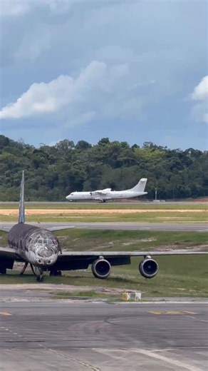 ATR 72 que fez parte da frota da Voepass Linhas Aéreas em passagem por Manaus. O avião (matrícula “2-PRPD”) está a caminho do seu novo operador com uma pintura neutra, antes da próxima fase da sua vida operacional. A rota realizada foi Brasilia- Manaus - Bogotá, sendo que esta última parte teve duração de aproximadamente 5 horas de voo. O ATR 72 é um clássico turboélice regional, conhecido por sua eficiência em rotas curtas e médias e presença marcante no Brasil nas últimas décadas. A Voepass, c