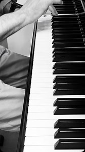 Mozart compuso esto seis meses antes de morir. Incluso en mis torpes manos, es lo más hermoso que escucharais hoy. (Una transcripción para piano de su pieza coral “Ave Verum Corpus”). 3’ de paz… | James Rhodes