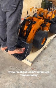 832K views · 13K reactions | The 150kg hydraulic L2350 loader in 1/14 scale can easily lift you up 朗朗朗料料料 #rcconstructionmodels #rcconstruction #loader #hydraulic #RC #construction #hydraulicrc | Toucanhobby RC Model | Facebook