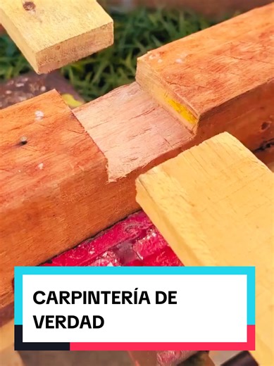 La diferencia entre un trabajo común y uno profesional está en la técnica, no en la fuerza. Este truco hace que la madera encaje perfecta desde el primer intento. #carpinteria #carpinteros #trabajomadera #woodworkingfun