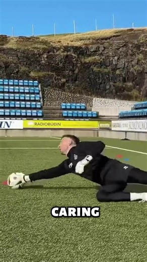 The less you care, the more you win 🤔 #goalkeeping #goalkeepertips #soccertraining #goalkeepercoaching