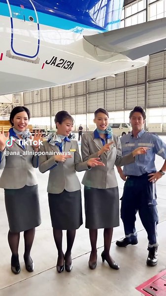 ピカチュウとイーブイのダンスパフォーマンス