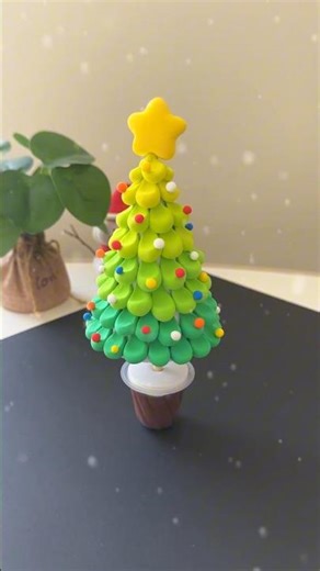 A mini Christmas tree made from modeling clay ✨️🎄