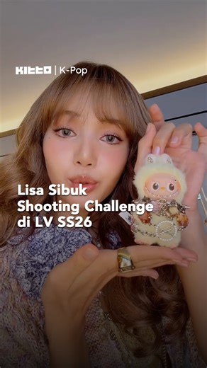 Kitto Indonesia | Your K-Trend Curator on Instagram: "Lisa tampil full Louis Vuitton dan kasih kita 3 TikTok challenge seru 🤤 Mulai dari pamerin Labubu 24K Gold sampai ikutan challenge “Sugar on My Tongue”, swipe langsung untuk lihat semua behind-the-scenes highlight Lisa bareng Louis Vuitton! 🌹 🎥 @wearelloud (IG) 👩🏻‍💻 Jennifer ▶︎ Cari update soal K-Trends? Yuk di Kitto! #KittoID_KPOP #KittoIDN #lisa #blackpink"