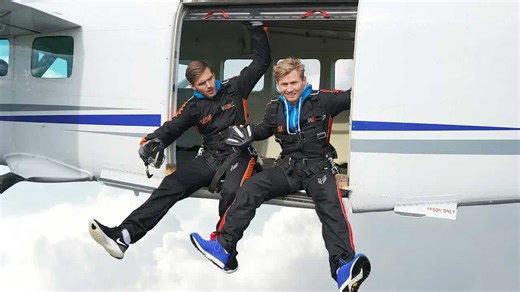 Climber vs fighter - who panics first in freefall