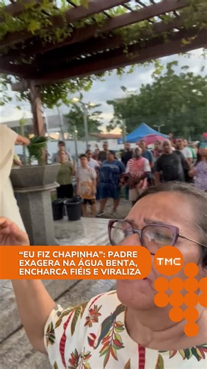 ATÉ A CHAPINHA ENTROU NA ORAÇÃO Um padre chamou atenção ao jogar uma grande quantidade de água benta nos fiéis durante uma celebração, criando uma cena inesperada e bem-humorada. No vídeo, quem grava entra na brincadeira ao dizer “cuidado padre que eu fiz chapinha!”, enquanto reclama que até o celular acabou molhado. (📸: @socorromenesesoficial via Instagram | @myhoodbr) 🟠 TR