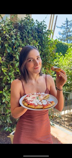 🍆 Finta pizza estiva… in 10 minuti , fatta in padella!Con le melanzane dell’orto di papà ho preparato una ricetta facile, veloce e super gustosa: sembra una pizza, ma si fa senza impasto e senza forno!👉 Taglia 2 melanzane a cubetti e rosolale in padella con olio, sale e pepe.👉 Prepara una pastella con 150 g di farina, 100 ml di acqua e 1 uovo, 1 cucchiaino di lievito istantaneo per preparazioni salate, poi mescola tutto insieme alle melanzane.👉 Versa in padella, copri e lascia cuocere finché