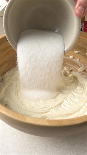 🎄 Weihnachtlicher Käsekuchen mit Spekulatiusboden – ein festlicher Klassiker mit Zimtsahne & Streudekor! 🎁✨ 🧁 Zutaten für eine 26er Springform: • 150 g Spekulatius • 100 g 50 g Butter • 500 g Magerquark • 400 g Doppelrahm-Frischkäse • 125 g Zucker • 2 Pck. Vanillin-Zucker • 1 EL Zitronensaft • 4 Eier (Größe M) • 1 Pck. Puddingpulver Vanille • 2 TL Zimt • 1 Pck. Finesse Weihnachts-Aroma • 200 g kalte Schlagsahne • 1 Pck. Sahnesteif • Dekor: The Taste of Christmas "Christmas Party" 🍰 Zubereitu