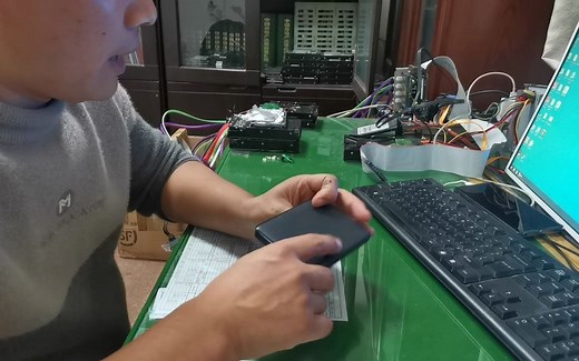移动硬盘插入电脑指示灯闪烁无法显示硬盘，有盘符打不开什么问题