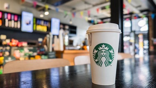 STARBUCKS ANUNCIA QUE DESPEDIRÁ A 900 EMPLEADOS. Starbucks anunció el cierre de algunas sucursales y el despido de cientos de empleados. La cadena anunció este jueves que reducirá la plantilla y los gastos no minoristas mediante el despido de 900 empleados actuales de socios no minoristas y el cierre de numerosas vacantes. "La compañía también cerrará sucursales donde no podamos crear el entorno físico que nuestros clientes y socios esperan, o donde no veamos un camino hacia un buen rendimiento 