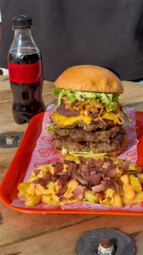Como las hamburguesas triple carne están de moda,les traigo este combo triple carne con papas americanas y una bebida 250ml x $29.990 ideal para 2 personas 📱322 9662341 @crocante_xtreme 📱300 8749615 @saidsabordelatradicion . . . #trend #parati #viral #comida #parati