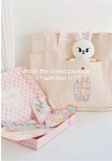 Unbox this adorable package I bought from @vulpe with me!🐰💕 I’m in love with this bag it’s so adorable!! The pocket for my leebit is perfect 😭🐰 #Leebit #리빗 #skzoo #리노 #leeknow #스트레이키즈 #straykids #skz #bag #unboxing