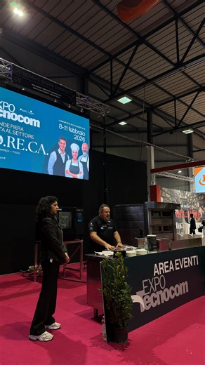 Gruppo DAC on Instagram: "Oggi pomeriggio, sul palco di @expotecnocom, @mrbig_davidebigarella ha approfondito il tema della termodinamica della carne, spiegando come temperature, tagli e tecniche di cottura incidano sul risultato finale. Un momento dedicato alla qualità della materia prima, alle corrette lavorazioni e alla degustazione di diverse tipologie di carne. Un approccio che prende forma in @dac_meat_lab, nato per supportare i professionisti nella proposta della carne nel loro menù. #Gru