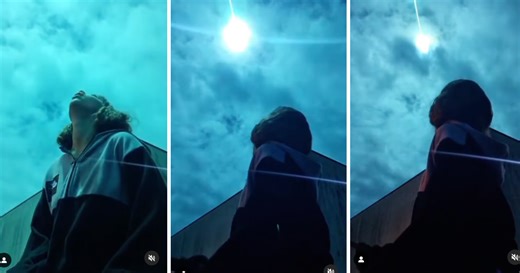 A Brilliant Blue Comet Was Perfectly Captured On Camera And It Looks Like A Shot Straight From A Movie