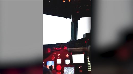 طائرة تدخل عين إعصار قوي ليلًا.. شاهد رد فعل الطيار