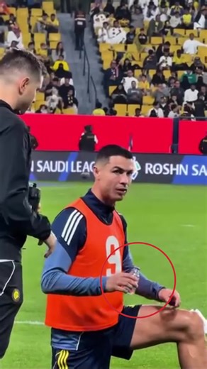 Die geheimnisvolle Trinktechnik von Ronaldo im Fußball