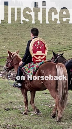 In #China, justice knows no bounds. In #Xinjiang Uygur autonomous region, judges ride on horseback to set up courtrooms on the grasslands, ensuring herders have access to legal services right where they live. Simple setups, profound impact — demonstrating deep care for the herding community. | China Daily