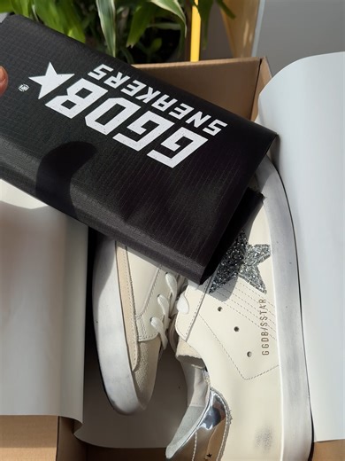 Unboxing Golden Goose: Sneakers con Estilo y Brillo