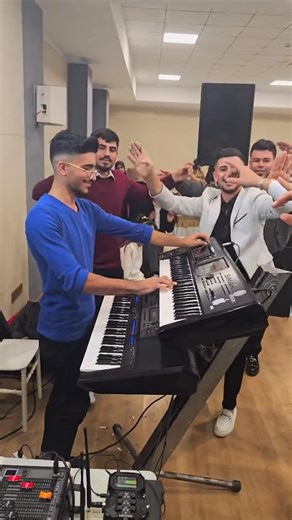 ♫𝐬𝐢𝐦𝐚𝐫_𝐦𝐮𝐬𝐢𝐜_𝐨𝐟𝐟𝐢𝐜𝐢𝐚𝐥𝐥♪ on Instagram‎: "#simar_music_officiall #كوباني #mersin #adana #مرسين #اضنه #kobanî"‎