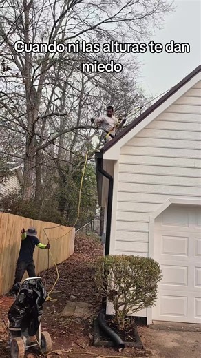 When your not scared of heights and dance on the roof 🕺 #ironazteca #baile #melapelan #sinmiedoalexito