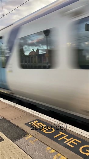 Govia Thameslink train blocks the Azuma at Finsbury Park #britishrailways #azuma