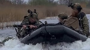 LA LOGISTIQUE S'EFFONDRE : Ponts détruits, 2 000 hommes encerclés Journal Militaire L'étau se referme. La situation à Pokrovsk est critique : selon plusieurs sources, un "chaudron" est en train de se former autour de l'agglomération de Myrnohrad, menaçant de piéger jusqu'à 2 000 soldats ukrainiens. Cette pression militaire s'ajoute à une offensive stratégique massive : le 9 novembre 2025, la Russie a frappé simultanément trois centrales thermiques clés (Dnipro, Sloviansk, Trypillia), plongeant l