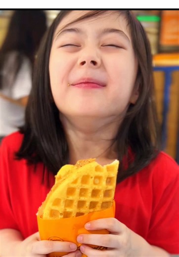 That moment when chocolate banana waffles just hits different. ❤️ #DessertPH #BananaDessert #SnackGoals #FoodiePH