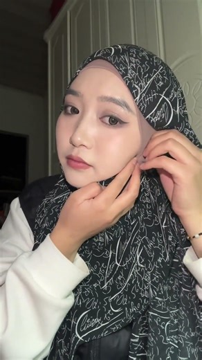 Beautiful Hijab Tutorial 🌈 | Stylish Non-Black Scarf Look