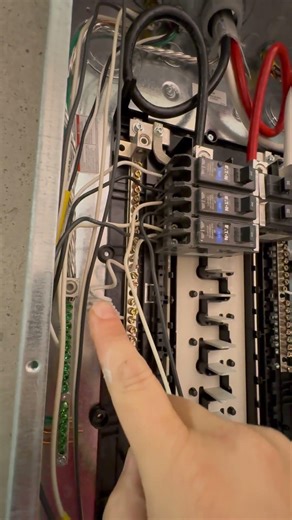 This is BASIC Electrical… and it’s SHOCKING⚡😬 AFCI Breaker Wired WRONG ⚡